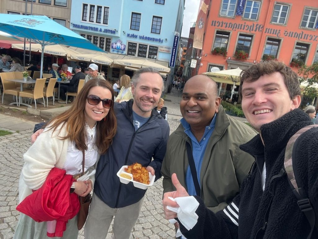 City_tour_grouop_happy